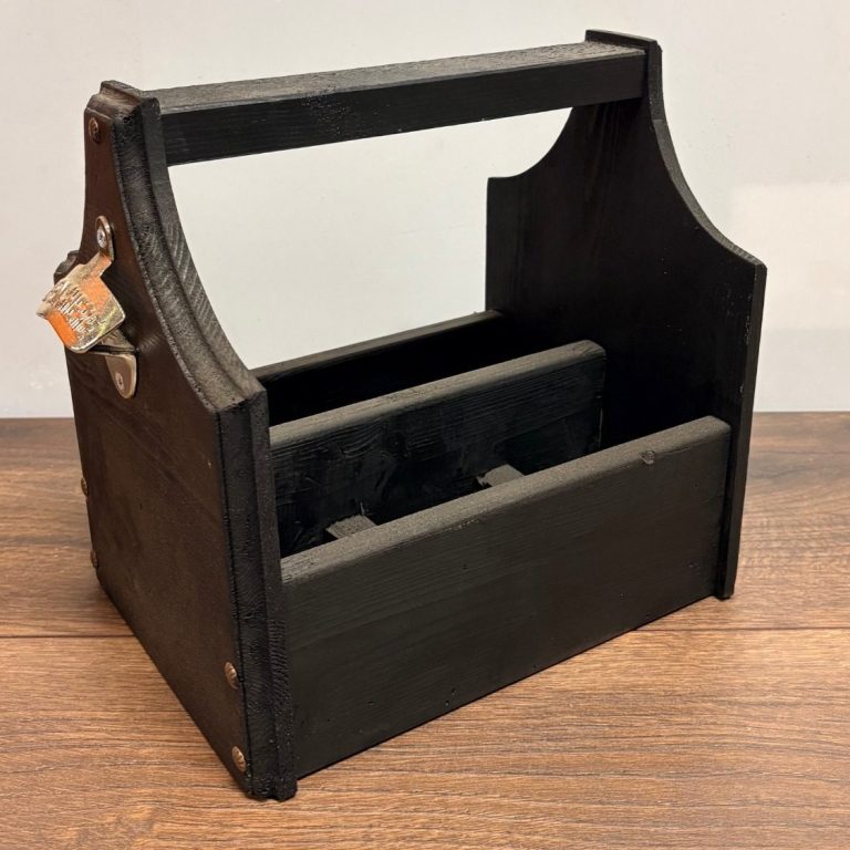 En svart bägare med handtag och två fack för förvaring.